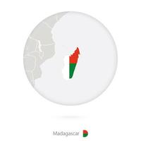 mapa de madagascar y bandera nacional en un círculo. vector