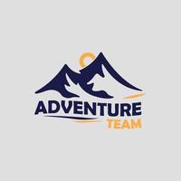 diseño de logotipo de vacaciones y aventuras con imagen de montaña vector