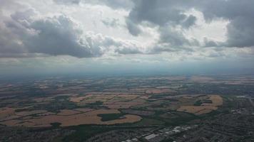 schöne hochwinkelige höhenansicht von wolken und der britischen stadt england uk, flugzeugansicht bei 360 grad.