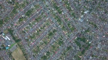 bela vista de altitude de alto ângulo de nuvens e cidade britânica da Inglaterra, Reino Unido, vista de avião em 360 graus. video