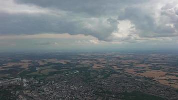 vacker höjdvy i hög vinkel över molnen och den brittiska staden england Storbritannien, flygplansvy i 360 grader. video