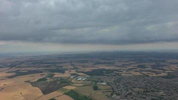 schöne hochwinkelige höhenansicht von wolken und der britischen stadt england uk, flugzeugansicht bei 360 grad.