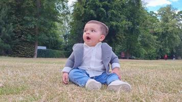 schattige kleine baby baby poseert in een plaatselijk openbaar park in de stad Luton in Engeland video