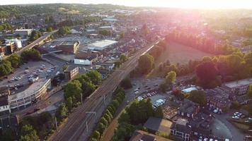 riprese dall'alto della città centrale di londra luton e vista aerea della stazione ferroviaria e del treno sui binari video