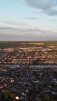 hermosa vista aérea vertical de gran ángulo del paisaje urbano de inglaterra gran bretaña video