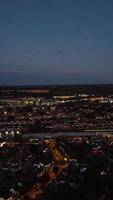 vacker luftfoto hög vinkel vertikal vy av England Storbritanniens landskap stadsbild video