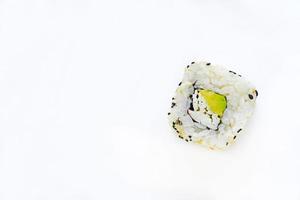 rollos de arroz con carne sobre un fondo blanco. delicioso sushi foto