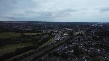 vista aérea de alto ângulo do trem em trilhos na estação ferroviária de leagrave luton da inglaterra, reino unido video