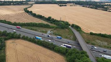 imagens de alto ângulo e vista aérea das autoestradas britânicas na junção m1 9 de dunstable e luton inglaterra uk