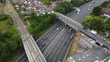 imágenes en ángulo alto y vista aérea de las autopistas británicas en la salida 9 de la m1 de dunstable y luton, inglaterra, reino unido video