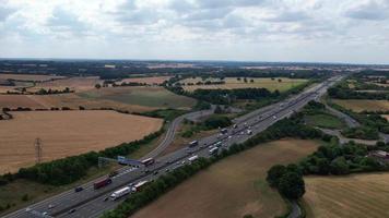 Aufnahmen aus dem hohen Winkel und Luftaufnahme der britischen Autobahnen an der M1-Kreuzung 9 von Dunstable und Luton, England, Großbritannien video