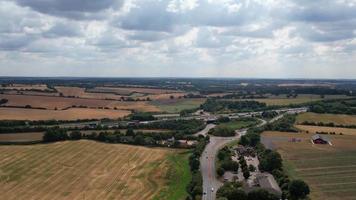 imágenes en ángulo alto y vista aérea de las autopistas británicas en la salida 9 de la m1 de dunstable y luton, inglaterra, reino unido video