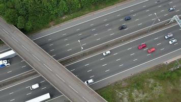 imagens de alto ângulo e vista aérea das autoestradas britânicas na junção m1 9 de dunstable e luton inglaterra uk video