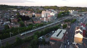 la più bella vista aerea degli edifici del centro città e della stazione ferroviaria centrale di Luton, città d'Inghilterra, treno su binari video