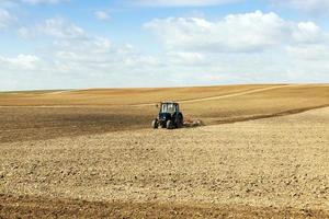 tractor en el campo foto