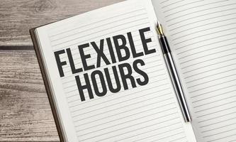 texto de horario flexible en un bloc de notas con bolígrafo, negocios foto