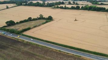 images en grand angle et vue aérienne des autoroutes britanniques à la jonction 9 de la m1 de dunstable et luton angleterre royaume-uni video