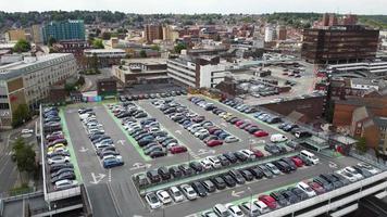 Luftaufnahme, hochwinkelige Aufnahmen des modernen Parkplatzes im Gebäude und auf dem Dach im Stadtzentrum von Luton, England, Großbritannien video