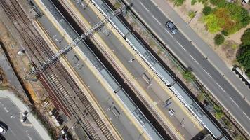 vackraste flygfoto över byggnader i stadens centrum och centralstationen i Luton stad i England, tåg på spår video