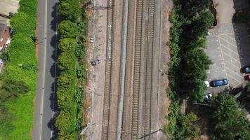 la più bella vista aerea degli edifici del centro città e della stazione ferroviaria centrale di Luton, città d'Inghilterra, treno su binari video