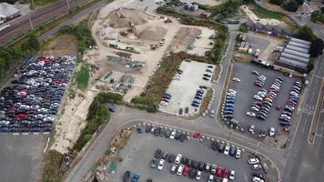 Vista aerea riprese ad alto angolo del moderno parcheggio nell'edificio e sul tetto nel centro della città di Luton, città dell'Inghilterra, Regno Unito video