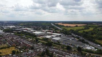 bela vista de alto ângulo da vila britânica e zona rural da inglaterra reino unido video