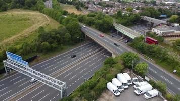 högvinkelbilder och flygfoto över brittiska motorvägar vid m1 korsning 9 i dunstable och luton, England, Storbritannien video