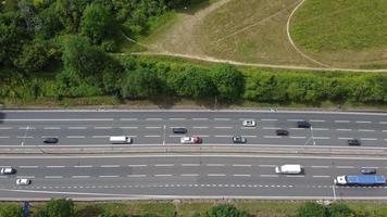 högvinkelbilder och flygfoto över brittiska motorvägar vid m1 korsning 9 i dunstable och luton, England, Storbritannien video