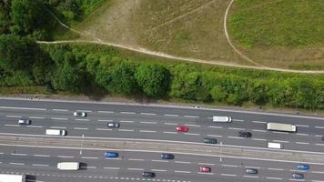 imágenes en ángulo alto y vista aérea de las autopistas británicas en la salida 9 de la m1 de dunstable y luton, inglaterra, reino unido video