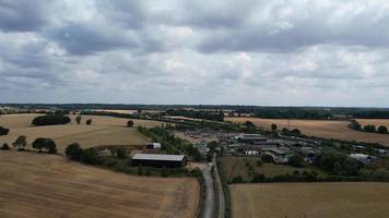 schöne aussicht des hohen winkels auf das britische dorf und die landschaft von england uk video