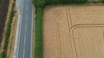 imagens de alto ângulo e vista aérea das autoestradas britânicas na junção m1 9 de dunstable e luton inglaterra uk video