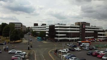 vista aérea imagens de alto ângulo do parque de estacionamento moderno no edifício e telhado no centro da cidade de luton cidade de inglaterra reino unido video