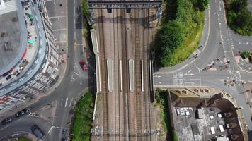 la più bella vista aerea degli edifici del centro città e della stazione ferroviaria centrale di Luton, città d'Inghilterra, treno su binari video
