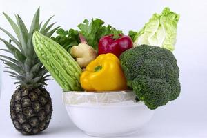 verduras frescas en la proa sobre fondo blanco, alimentos saludables para el concepto de comida de cocina dietética foto
