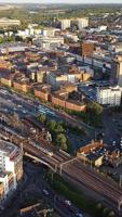 hermosa vista aérea vertical de gran ángulo del paisaje urbano de inglaterra gran bretaña video