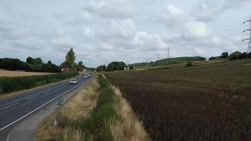 högvinkelbilder och flygfoto över brittiska motorvägar vid m1 korsning 9 i dunstable och luton, England, Storbritannien video