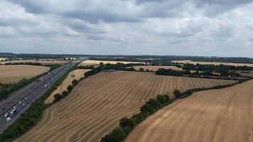 högvinkelbilder och flygfoto över brittiska motorvägar vid m1 korsning 9 i dunstable och luton, England, Storbritannien video