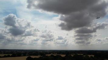 ein flugzeug fliegt in den himmel und in die wolken, um am flughafen london luton von england uk zu landen video