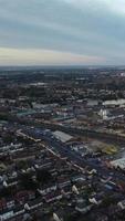vacker luftfoto hög vinkel vertikal vy av England Storbritanniens landskap stadsbild video