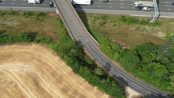 imágenes en ángulo alto y vista aérea de las autopistas británicas en la salida 9 de la m1 de dunstable y luton, inglaterra, reino unido video