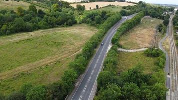 imagens de alto ângulo e vista aérea das autoestradas britânicas na junção m1 9 de dunstable e luton inglaterra uk video