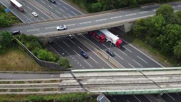 Aufnahmen aus dem hohen Winkel und Luftaufnahme der britischen Autobahnen an der M1-Kreuzung 9 von Dunstable und Luton, England, Großbritannien video