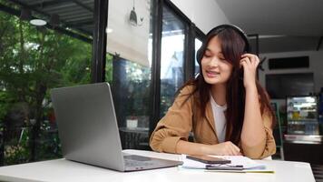 primer plano, bonita adolescente sentada y disfrutando escuchando música desde auriculares inalámbricos y cantando juntos, concepto de estilo de vida video