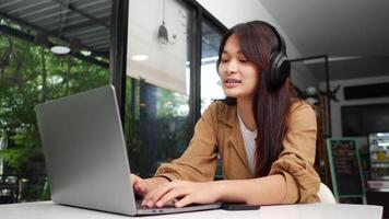 primer plano, bonita adolescente sentada y disfrutando escuchando música desde auriculares inalámbricos y cantando juntos, concepto de estilo de vida video