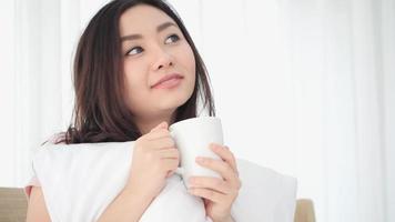 mujer bebiendo una taza de cafe video