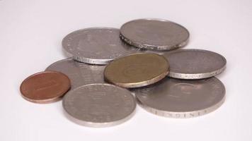 mehrere münzen der nicht mehr gängigen währung deutsche mark aus deutschland. video