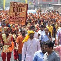 nueva delhi, india 03 de abril de 2022 - mujeres con kalash en la cabeza durante el templo jagannath mangal kalash yatra, devotos hindúes indios llevan ollas de barro que contienen agua sagrada con un coco encima foto