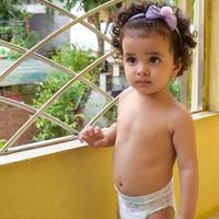 lindo niño shivaay en el balcón de la casa durante el verano, dulce sesión de fotos de niño pequeño durante el día, niño pequeño disfrutando en casa durante la sesión de fotos