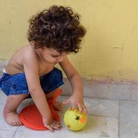 lindo niño shivaay en el balcón de la casa durante el verano, dulce sesión de fotos de niño pequeño durante el día, niño pequeño disfrutando en casa durante la sesión de fotos