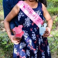 pareja india posando para una sesión de fotos de maternidad. la pareja está posando en un césped con hierba verde y la mujer está faluntando su panza en el jardín lodhi en nueva delhi, india